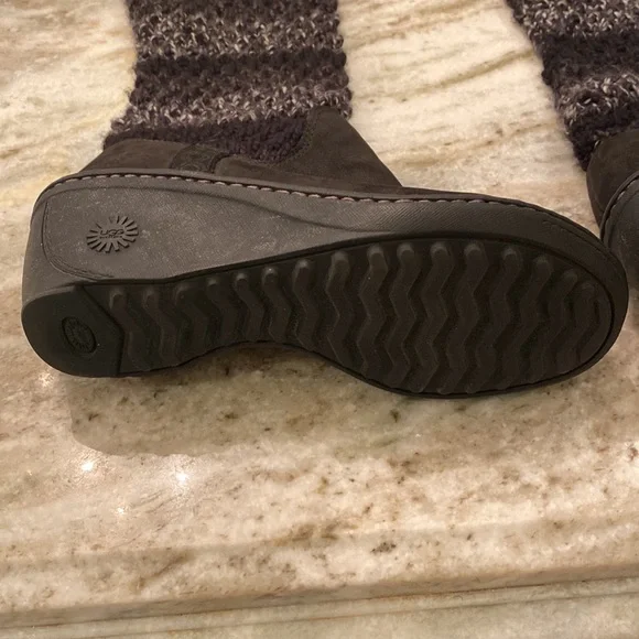 Ugg sweater wedge boots with leather foot - Picture 3 of 7